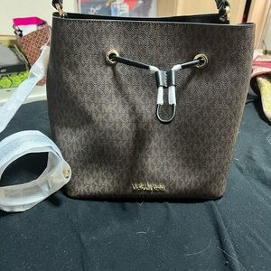 Michael kors bucket bag